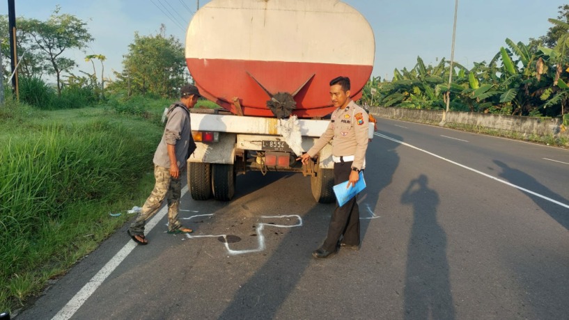 Kecelakaan maut terjadi di Jalan Raya Desa Pagerluyung, tepatnya depan Pos Polisi Exit Tol Mojokerto Barat (Mobar), Kecamatan Gedeg, Jumat (13/1).