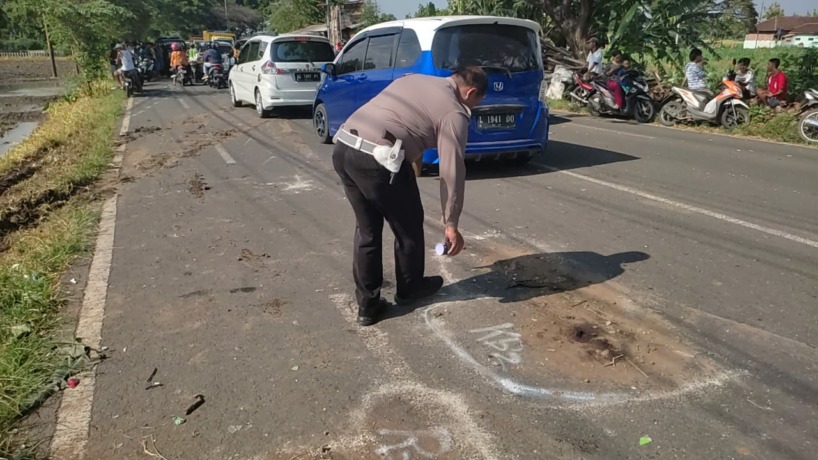 PENANGANAN: Petugas Satlantas tengah melakukan olah TKP di Jalan Raya Desa Segunung, Kecamatan Dlanggu, Sabtu (14/1) siang. (Martda Vadetya/Jawa Pos Radar Mojokerto)