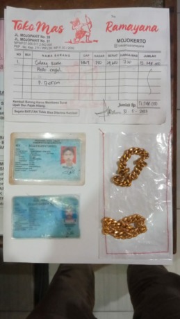 PALSU: Barang bukti gelang rantai emas dan identitas pelaku yang disinyalir palsu untuk digadaikan ke Pegadaian Mojosari, beberapa waktu lalu. (dok JPRM)