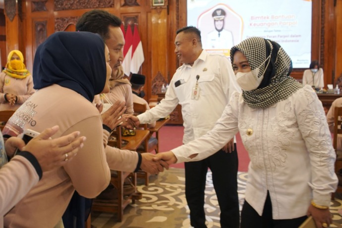 BIMBINGAN TEKNIS: Bakesbangpol Kota Mojokerto menggelar Bimtek BK parpol bertema Pentingnya Peran Parpol dalam Sistem Demokrasi Indonesia, di Pendapa Shaba Mandala Pemkot Mojokerto, Rabu (25/1). (Ach. Diky Kurniawan/JPRM)