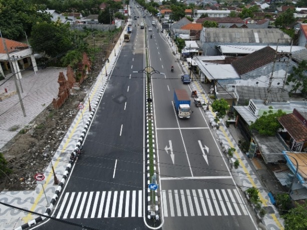 JALAN PROTOKOL: Ruas Jalan Empunala setelah dilakukan peningkatan jalan oleh DPUPRPRKP Kota Mojokerto. (Rizal Amrulloh/Jawa Pos Radar Mojokerto)