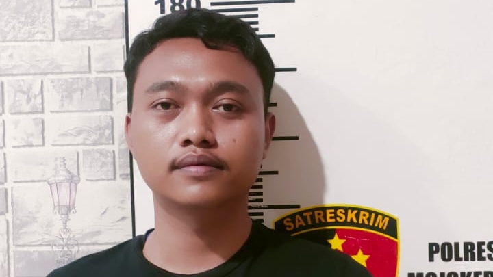 DIRINGKUS: Mandha Totti Rahmatullah, 23, terpaksa meringkuk di sel tahanan Mapolres Mojokerto Kota, kemarin (5/1). (dok Satreskrim Polres Mojokerto Kota for Jawa Pos Radar Mojokerto)