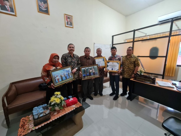 TERBAIK: Perwakilan kepala sekolah SMA-SMK Mojokerto bersama Kepala Cabdindik menerima piagam berkat program inovasi dan penguatan karakter.