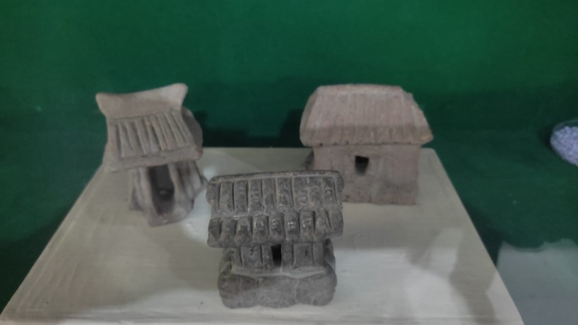 MINIATUR: Sejumlah temuan cagar budaya milik PIM Trowulan berupa miniatur rumah masyarakat zaman Majapahit. (Martda vadetya/Jawa Pos Radar Mojokerto)