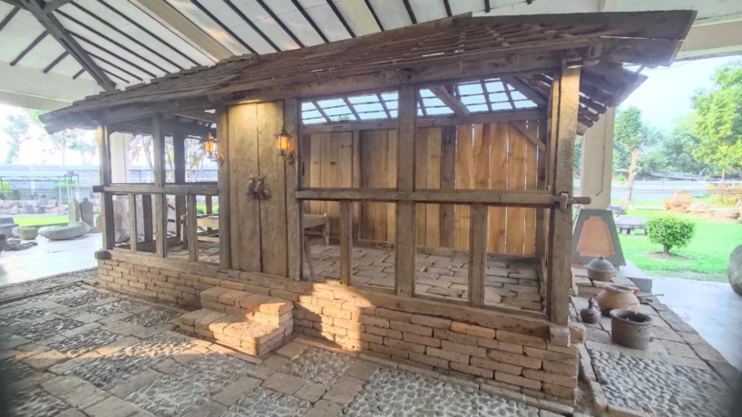 RUMAH MAJAPAHIT: Sebuah konstruksi ulang dari peneliti terhadap hunian era Majapahit yang berada di Pusat Informasi Majapahit (PIM) Trowulan, kemarin (06/01). (Martda Vadetya/Jawa Pos Radar Mojokerto)