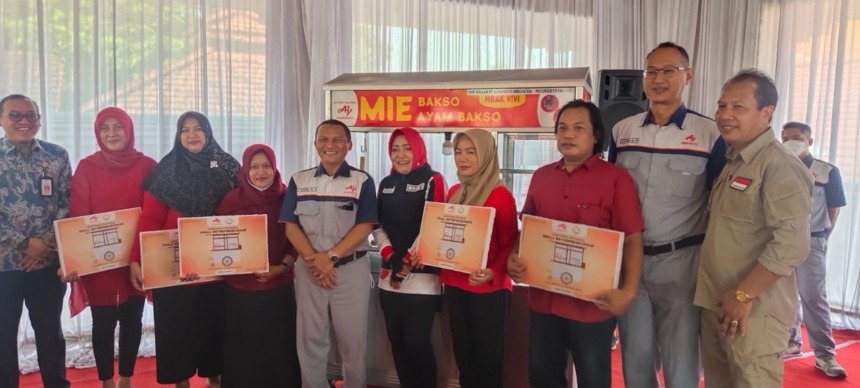 SINERGI: Bupati Mojokerto dr Ikfina Fahmawati  dan Direktur PT Ajinomoto Indonesia  sekaligus Factory Manager Mojokerto, Yudho Kusbandrio, Kepala Dinas Perindustrian dan Perdagangan Kabupaten Mojokerto Iwan Abdillah, Kepala Desa Mlirip Purwanto dan peneri