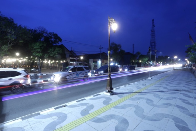 DUA ARAH: Jalan Empunala Kota Mojokerto yang dioperasionalkan setelah dilengkapi dengan rambu lalu lintas dan penerangan jalan umum (PJU), Minggu (15/1). (Sofan Kurniawan/Jawa Pos Radar Mojokerto)
