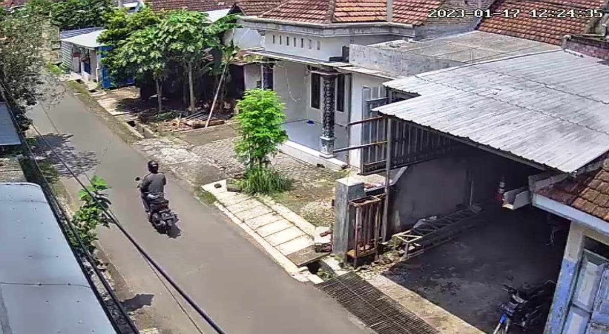 DIBAWA KABUR: Maling motor Sekdes Penompo tertangkap kamera pengawas milik warga ketika kabur melarikan diri.