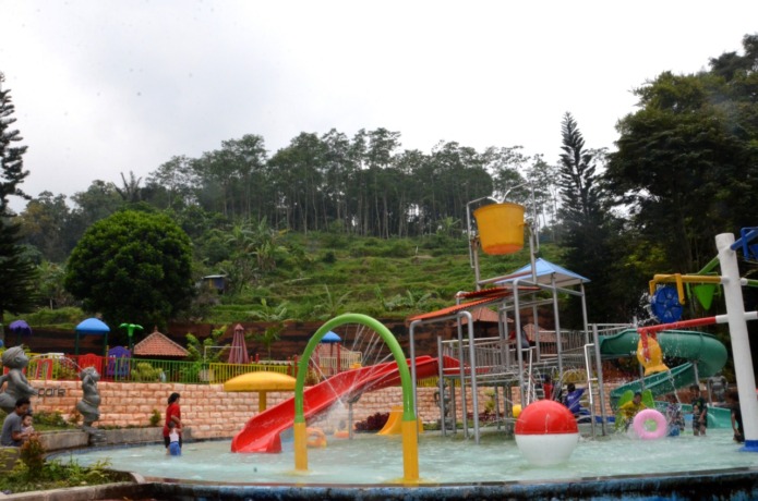 BAKAL DITURUNKAN: Wisatawan saat menikmati liburan di objek wisata Ubalan Waterpark, Desa/Kecamatan Pacet, Kabupaten Mojokerto. (dok JPRM)