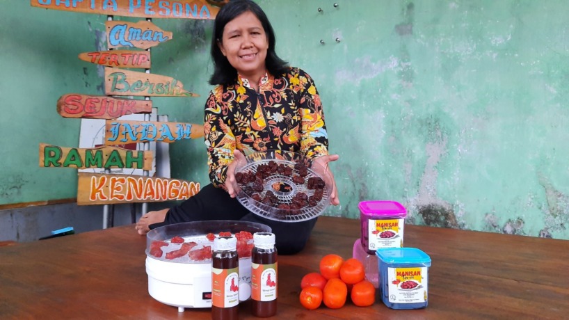 INOVATIF: Sri Andijanti menunjukkan hasil produk manisan tomat kurma hasil olahannya. (Rizal Amrulloh/JPRM)