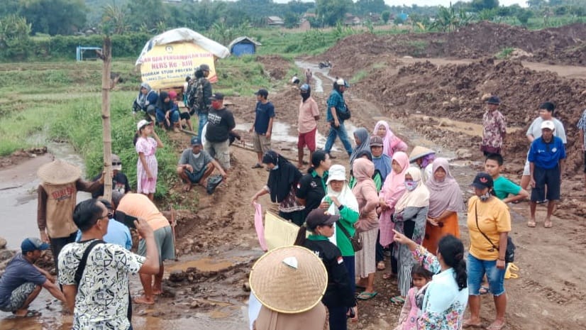 DITOLAK: Aksi demo warga Dusun Dukuh, Desa Jatidukuh, Kecamatan Gondang, Kabupaten Mojokerto, Sabtu (28/1) yang menuntut penutupan lokasi galian sirtu. (Martda Vadetya/JPRM)