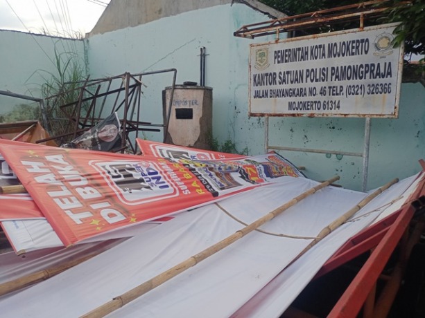 DISITA: Belasan baliho bodong milik Superindo RA Basuni yang dicopot dari sepanjang Jalan Mojopahit menumpuk di kantor Satpol PP Kota Mojokerto. (Yulianto Adi Nugroho/Jawa Pos Radar Mojokerto)