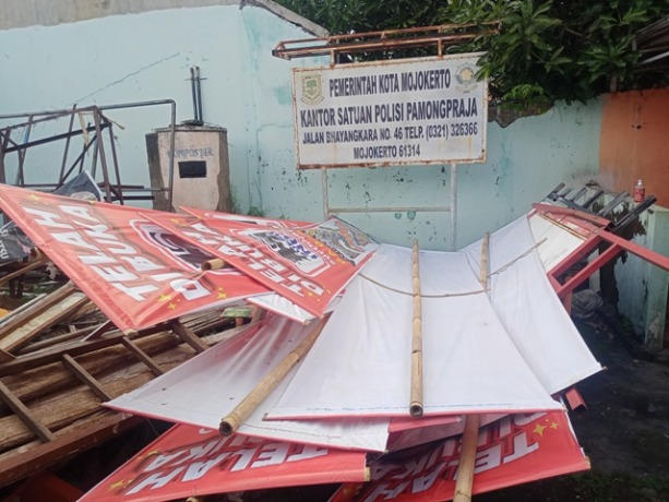 DISITA: Belasan baliho bodong milik Superindo RA Basuni yang dicopot dari sepanjang Jalan Mojopahit menumpuk di kantor Satpol PP Kota Mojokerto. (Yulianto Adi Nugroho/Jawa Pos Radar Mojokerto)