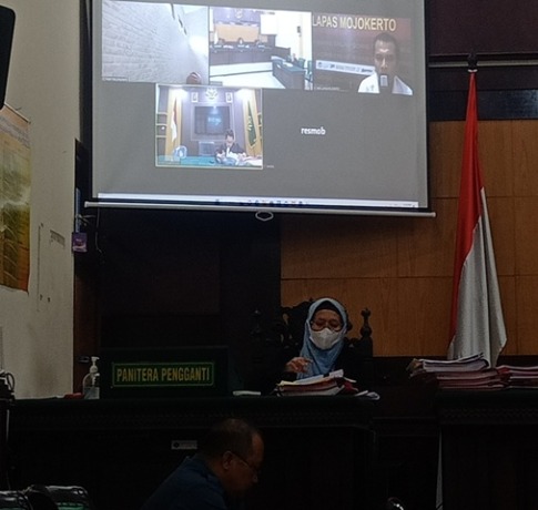 DIADILI: Nurhadi mengikuti persidangan di PN Mojokerto secara online dari Lapas Kelas II-B Mojokerto. (Yulianto Adi Nugroho/Jawa Pos Radar Mojokerto)