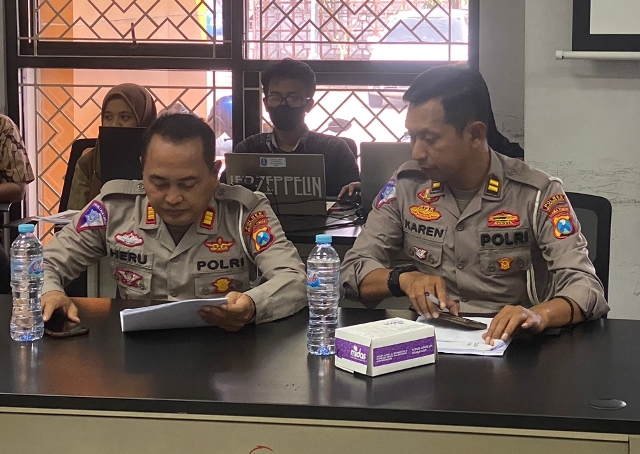 KOORDINASI: Kasatlantas Polres Mojokerto Kota AKP Heru Sudjio Budi Santoso dan KBO Satlantas Polres Mojokerto Kota Iptu Sukaren mengikuti rapat koordinasi di kantor UPT PJJ, Trowulan, kemarin. (Yulianto Adi Nugroho/JPRM)