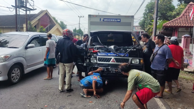 EVAKUASI: Petugas dan warga berusaha mengevakuasi sopir pikap box yang terjepit saat kecelakaan di Jalan Raya Dusun Sroyo, Desa/Kecamatan Dlanggu, Kabupaten Mojokerto, kemarin.