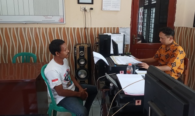 DIMAAFKAN: Terduga pelaku pencurian singkong menjalani pemeriksaan di Unitreskrim Polsek Puri, kemarin. (Yulianto Adi Nugroho/Jawa Pos Radar Mojokerto)