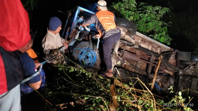JALUR MAUT: Relawan dan petugas kepolisian mengevakuasi pikap dari jurang di kawasan wisata Air Terjun Watu Ondo, Kecamatan Pacet, Selasa (17/1) dini hari. (Yulianto Adinug/Jawa Pos Radar Mojokerto)