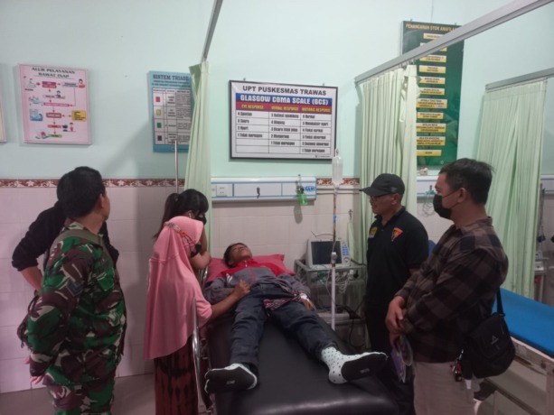 DITEMUKAN SELAMAT: Pendaki yang hilang di Gunung Penanggungan menjalani perawatan di UGD  Puskesmas Trawas, kemarin. (Yulianto Adi Nugroho/JPRM)