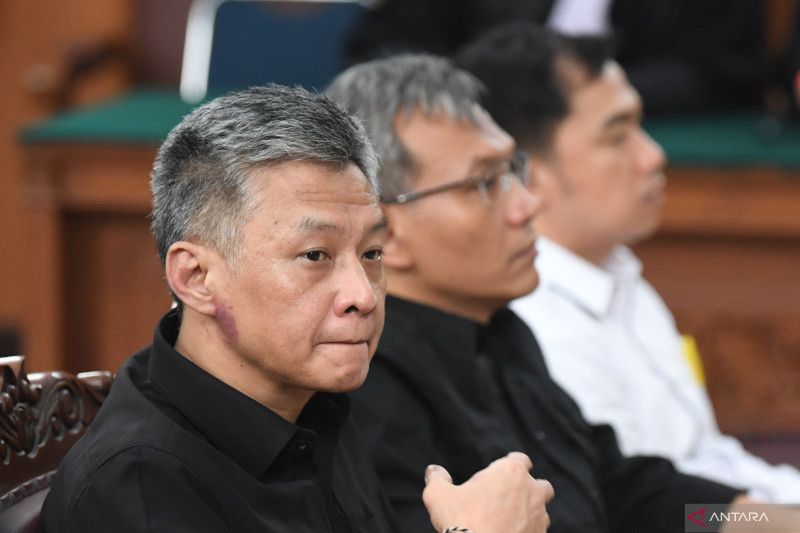 Terdakwa kasus dugaan perintangan penyidikan pembunuhan Brigadir Yosua, Hendra Kurniawan (kiri), Agus Nurpatria (tengah) dan Arif Rachman Arifin (kanan) bersiap mengikuti sidang lanjutan di PN Jakarta Selatan, Jakarta, Kamis (12/1/2023). Sidang itu berage