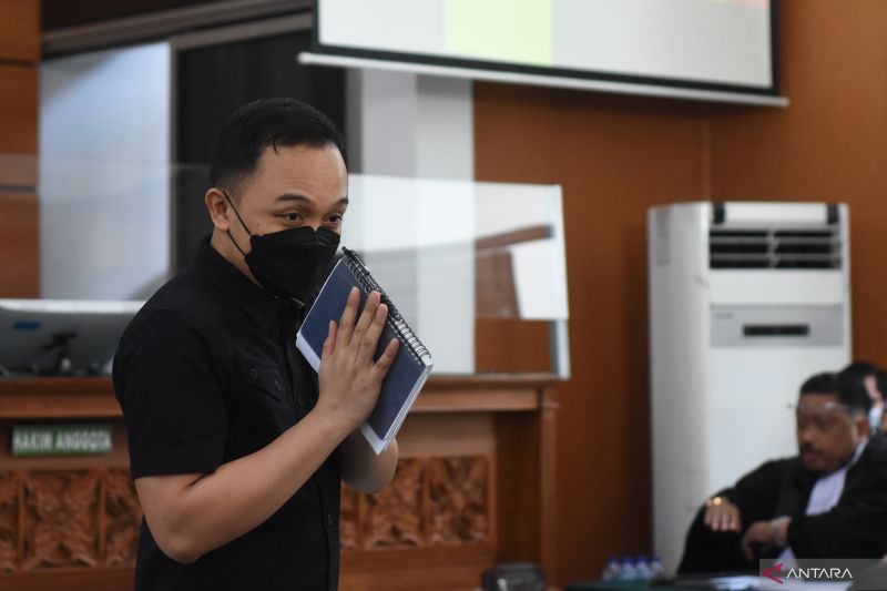 Terdakwa Ricky Rizal memberi salam saat mengikuti sidang lanjutan kasus pembunuhan berencana terhadap Brigadir Nopriansyah Yosua Hutabarat di Pengadilan Negeri Jakarta Selatan, Jakarta, Senin (9/1/2023). ANTARA FOTO/Indrianto Eko Suwarso/hp.