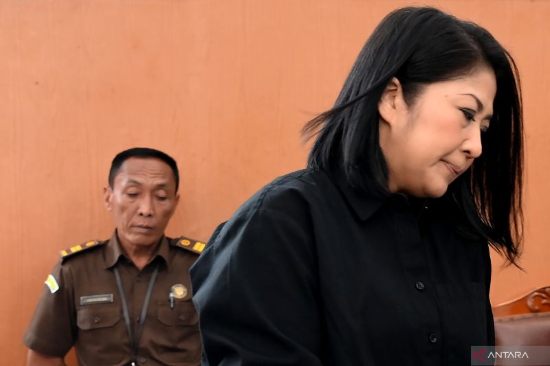 Arsip foto - Terdakwa kasus pembunuhan berencana Brigadir Yosua Hutabarat, Putri Candrawathi (kanan), tiba untuk menjalani sidang lanjutan di Pengadilan Negeri Jakarta Selatan, Jakarta, Senin (19/12/2022). Sidang tersebut beragendakan pemeriksaan saksi ah