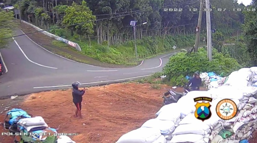 TAK PANTAS: Tangkapan layar rekaman CCTV proses pembuatan video konten yang dilakukan pelaku di Jalur Penyelamat Gotekan, Desa/Kecamatan Pacet. (dok CCTV Satlantas Polres Mojokerto)
