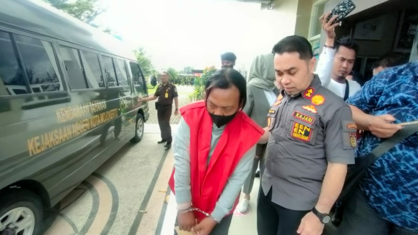 PENYIDIKAN: Kajari Kota Mojokerto Hadiman saat menahan salah satu tersangka kasus dugaan korupsi proyek rehab jembatan Gajah Mada Kota Mojokerto, pekan lalu. Kajari mengatakan,’’Berdasarkan volume dan jumlah revitalisasi Jembatan Gajah Mada yang sebenarny
