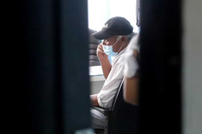 Tersangka dugaan korupsi mantan Kades Sumengko Joko Susanto usai pemeriksaan di ruang pindus Kejari Kota Mojokerto, kemarin. (Sofan Kurniawan/JPRM)