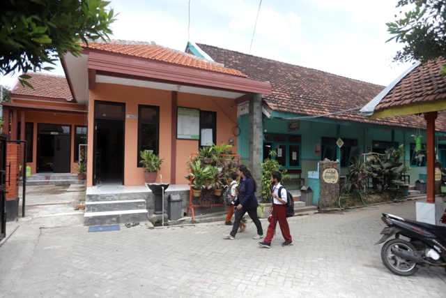 PERLUASAN: Bangunan ruang guru SDN Prajurit Kulon 2 dibangun dari anggaran DAK tahun lalu. Tahun ini, Dinas P dan K Kota Mojokerto kembali mengalokasikan anggaran untuk rehab gedung sejumlah sekolah. (Sofan Kurniawan/Jawa Pos Radar Mojokerto)