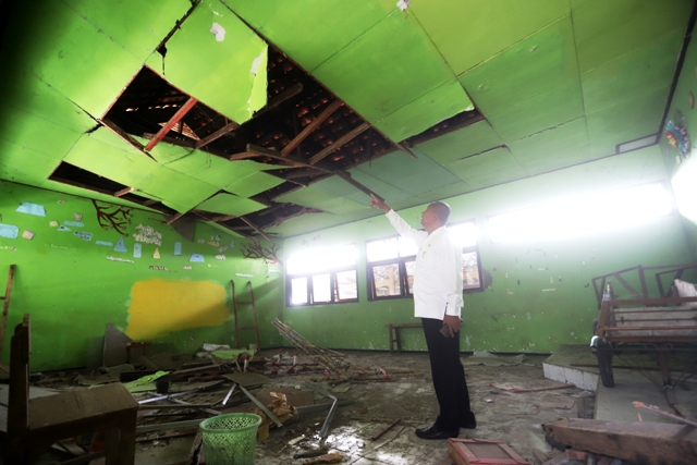 MASUK DAFTAR: Kondisi ruang kelas SMPN 2 Sooko yang mengalami kerusakan selama tiga tahun. Tahun ini, sekolah tersebut masuk dalam prioritas perbaikan melalui anggaran APBD 2023.  Sampai kini perbaikan belum dilakukan lantaran lelang belum dijalankan. (do