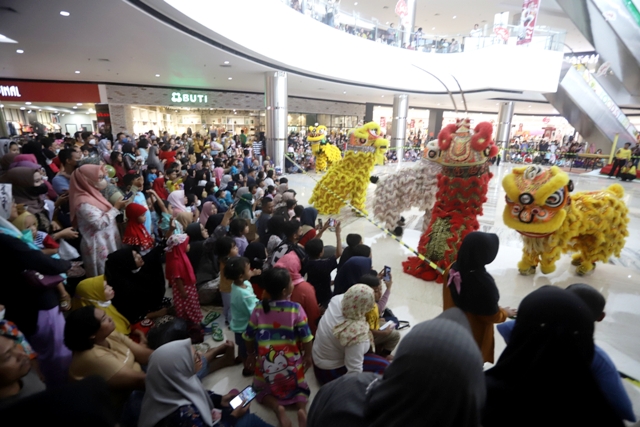 DIRINDUKAN: Pertunjukan seni barongsai yang berlangsung di Sunrise mall Kota Mojokerto, kemarin. (Sofan Kurniawan/JPRM)