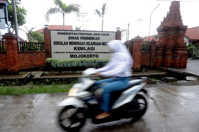 INTIMIDASI: SMK Negeri 1 Kemlagi geger pasca mencuatnya kasus salah satu siswa yang menjalani pendampingan psikologi usai dibentak gurunya. (Sofan Kurniawan/JPRM)