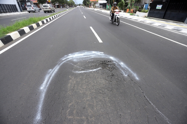 RUSAK: Jalan Empunala yang menjadi gerbang masuk Kota Mojokerto sudah mulai rusak. Peningkatan jalan yang menelan anggaran Rp 101 miliar itu kondisinya bergelombang. (Sofan Kurniawan/JPRM)
