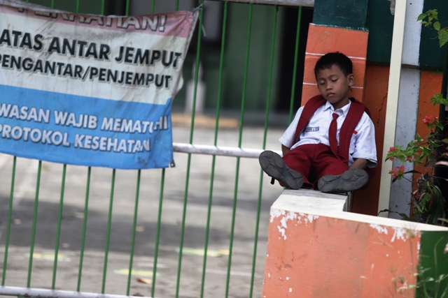 DIPERKETAT: Salah satu siswa SD Negeri di Kota menunggu jemputan orang tuanya.(Sofanka/JPRM)