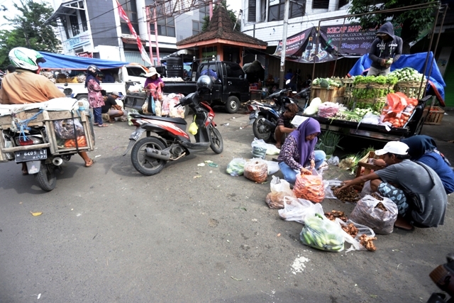 SEMRAWUT : Pedagang beraktivitas di area parkir depan Pasar Tanjung Anyar Kota Mojokerto, kemarin. (Sofan Kurniawan/JPRM)