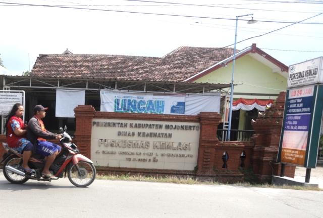 MASUK USULAN: Bangunan Puskesmas Kemlagi masuk dalam usulan perbaikan faskes tahun ini. Perbaikan itu untuk meningkatkan kapasitas pelayanan kesehatan pada masyarakat. (Sofan Kurniawan/Jawa Pos Radar Mojokerto)
