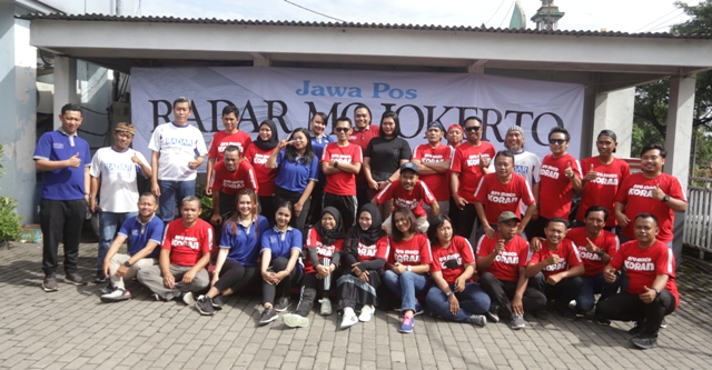 JASMANI: Direksi Jawa Pos Radar Mojokerto dan jajaran manajemen Aston Hotel Mojokerto melakukan senam pagi bersama, Jumat (6/1). (Sofan Kurniawan/Jawa Pos Radar Mojokerto)