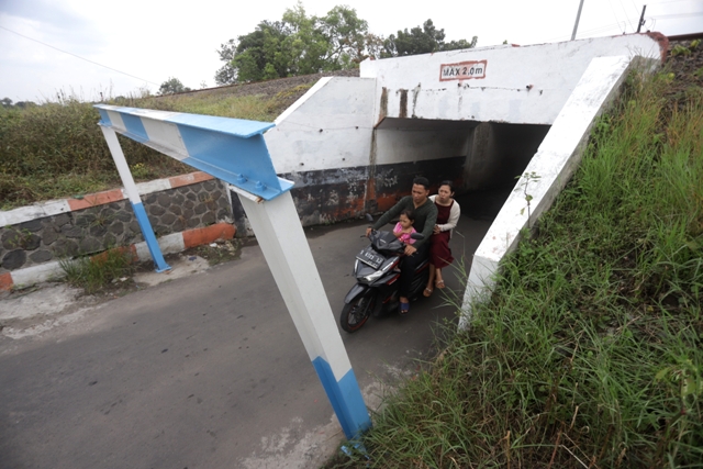 TUNGGU PERBAIKAN: Kondisi pembatas underpass di perlintasan kereta api (KA) terowongan Trenggilis RW 01, Kelurahan Blooto, Kecamatan Prajurit Kulon, Kota Mojokerto yang nyaris ambruk dan masih dilewati banyak orang, kemarin. (Sofan Kurniawan/JPRM)