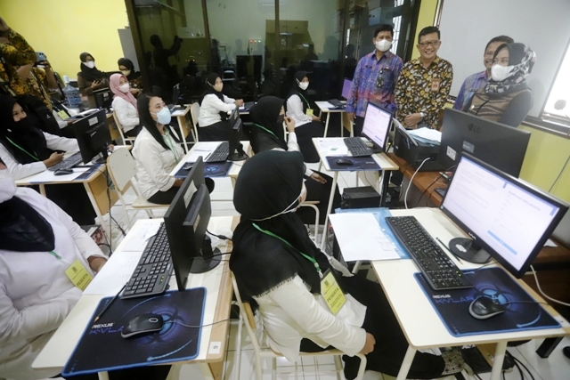 MEMOTIVASI : Wali Kota Mojokerto Ika Puspitasari memberi motivasi terhadap peserta seleksi kompetensi penerimaan P3K yang berlangsung di SMKN 1 Kota Mojokerto, Januari lalu. (dok JPRM)