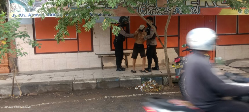 BIKIN ONAR: Dua pemuda saat digiring petugas Satsabhara Polres Mojokerto Kota usai kedapatan ngamuk di Jalan Amhad Dahlan, Kota Mojokerto kemarin. (Farisma Romawan/JPRM)