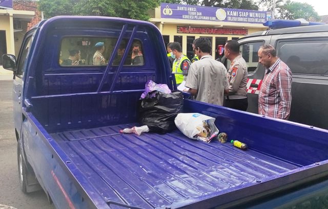 TERPARKIR: Petugas Satlantas Polres Mojokerto Kota mengecek mobil pikap yang diduga dicuri namun ditinggal di jalan bypass Kota Mojokerto. (Farisma Romawan/JPRM)