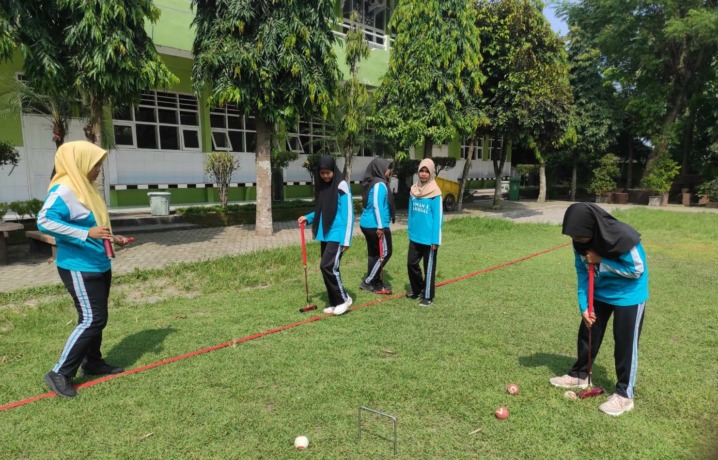 UNIK: Sejumlah siswa SMAN 1 Bangsal yang tergabung dalam ekskul gateball tengah fokus berlatih di lapangan. (Martda Vadetya/Jawa Pos Radar Mojokerto)