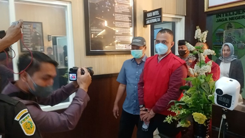 KASUS KORUPSI: Kejaksaan Negeri Kota Mojokerto membawa tersangka baru kasus korupsi dana CSR Kota Mojokerto, Miza Fahlevy Ismail, Jumat (27/1). (Yulianto Adi Nugroho/Jawa Pos Radar Mojokerto)
