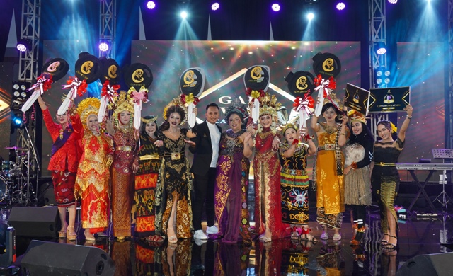 APRESIASI: Dian Fibrianto bersama sang istri yang merupakan founder Can Beauty memberikan reward kepada sejumlah seller brand kecantikan dengan penjualan tertinggi pada 2022.