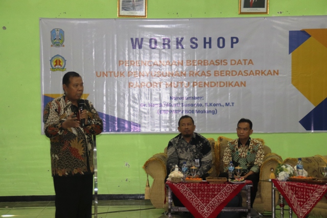 MOTIVASI: Kepala Cabang Dinas Wilayah Kabupaten dan Kota Mojokerto, Drs. Trisilo Budi Prasetyo, MM. memberikan arahan sebelum membuka acara workshop di SMKN 1 Sooko, Jumat (27/1).