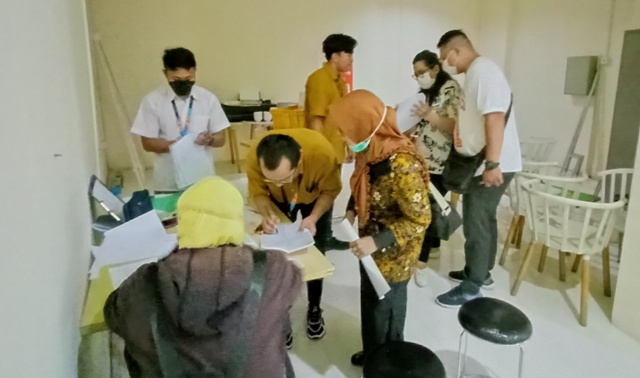 PERSIAPAN: Sejumlah guru dan wali murid mengisi formulir calon peserta event pemilihan Koko Cici Cilik 2023 saat proses TM di Sunrise Mall Mojokerto, kemarin.