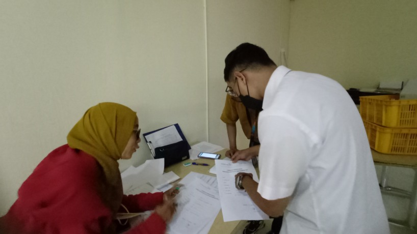 BERSIAP: Panitia Pemilihan Koko Cici Cilik 2023 tengah menerima pendaftara di Sunrise Mall, beberapa waktu lalu. (dok JPRM)