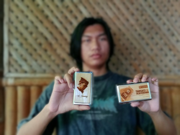 PELUANG: M.C. Raka Anugrah, 18, warga Ngareskidul, Kecamatan Gedeg menunjukkan hasil kerajinan tangannya berupa bungkus rokok custom yang artistik. (Khudori Aliandu/Jawa Pos Radar Mojokerto)