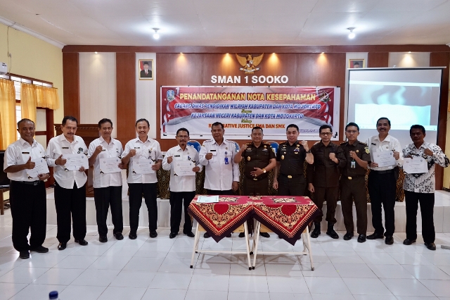 SINERGI: Kajari Kabupaten Mojokerto Gaos Wicaksono dan Kajari Kota Mojokerto Hadiman melakukan penandatanganan nota kesepahaman bersama Kepala Cabdindik Wilayah Kabupaten dan Kota Mojokerto, Trisilo Budi Prasetyo, di SMAN 1 Sooko, kemarin (25/1). (Khudori